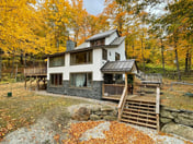The Navillus House: Hot Tub, Ski On/Ski Off, A/C. Discounted Ski Rentals.