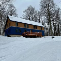 Cabin at Killington: Large Home w/ amenities, views and location close to ski resort. Hot Tub.