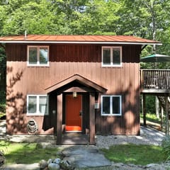 Cozy 3BR, 2-Story Retreat with Hot Tub, Pet Friendly, Deck, Grill, Fire Table, 5 min to Killington