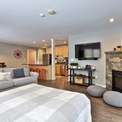 Skiers Suite: 2RM/2BA Renovated Condo on the Bus Route w/ Pool. Discounted Ski Rentals. #332
