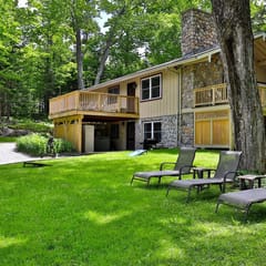 Fun In Fun Out Ski Home: Main Floor. Renovated 3BR/2BA. Hot Tub.