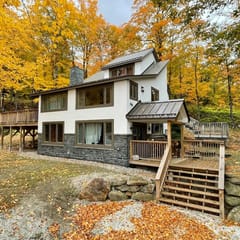 The Navillus House: Hot Tub, Ski On/Ski Off, A/C. Discounted Ski Rentals.