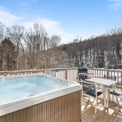 Trailside Village #5: Slopeside 1BR w/ Hot Tub and Sauna. Ski In/Out with Discounted Ski Rentals