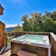 Trailside Village #8: Slopeside 3BR w/ Hot Tub and Sauna. Ski In/Out with Discounted Ski Rentals