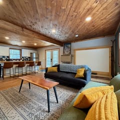 Family and friend friendly upper ski cabin with bunks, sleeps 8