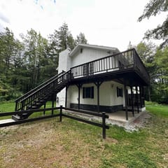 The Outpost | Two-level ski house for 12 near Killington & Pico