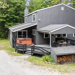 25 Rocky Ridge Rd - Killington Retreat: Group Ski House! Close to Mountain! Hot Tub.