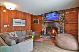 Tanglewood Vista at Killington: Great Group Ski Home Close to Mountain. Hot Tub. - Image 2