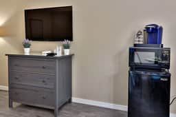 Cozy Studio at Killington Center: Close to it all with pool, bus and discounted ski rentals. 441 - Image 3