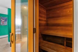 The Navillus House: Hot Tub, Ski On/Ski Off, A/C. Discounted Ski Rentals. - Image 3