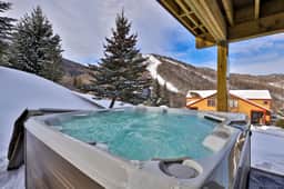 Topridge Style 3BR/4BA with Hot Tub, Ski On Ski Off, Mountain Views and Discounted Ski Rentals - Image 2