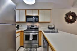 Woods Resort and Spa: Cozy 2-Bedroom Condo in Killington, VT with Ski, Tennis, and Pool Access - Image 3