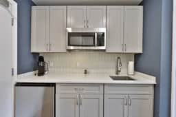 Killington Center Renovated Studio with Kitchenette on Bus Route and Discounted Ski Rentals. - Image 2