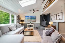 25 Rocky Ridge Rd - Killington Retreat: Group Ski House! Close to Mountain! Hot Tub. - Image 2