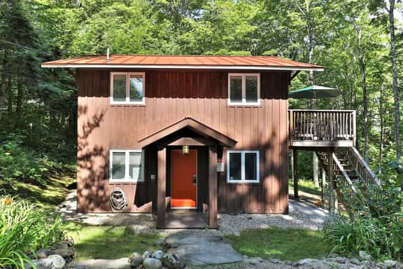 Cozy 3BR, 2-Story Retreat with Hot Tub, Pet Friendly, Deck, Grill, Fire Table, 5 min to Killington - Image 1