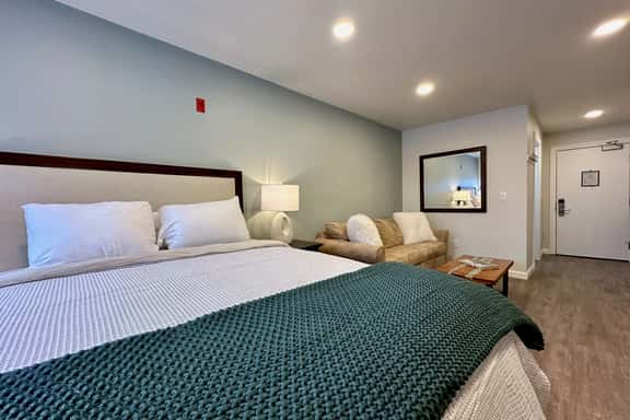 The Suites: Next Door - Studio at Killington Resort on the Bus Route. Discounted Ski Rentals. 531 - Image 1