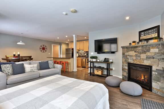 Skiers Suite: 2RM/2BA Renovated Condo on the Bus Route w/ Pool. Discounted Ski Rentals. #332 - Image 1