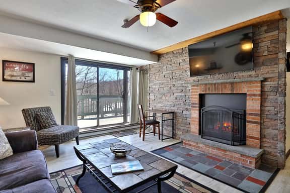 Cozy 1BR/1BA Mt Green Condo with Amenities and Discounted Ski Rentals. Shuttle. - Image 1