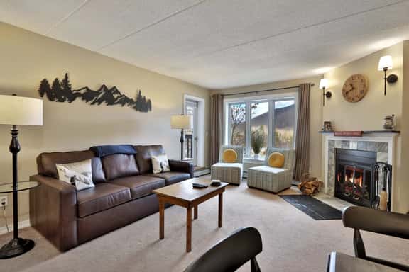 Pico's Doorstep: Ski On/Off. Steps to Lifts! Close to Killington. - Image 1