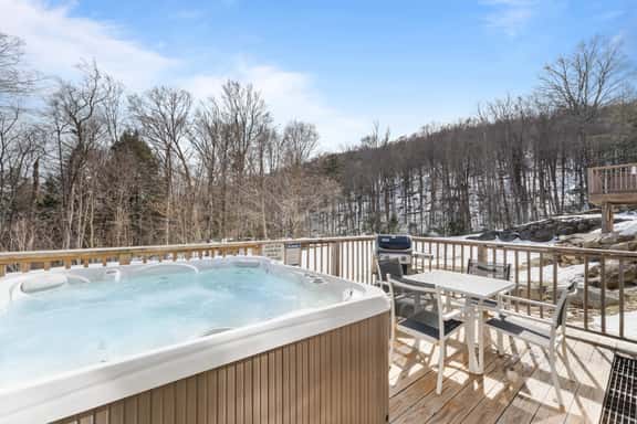 Trailside Village #5: Slopeside 1BR w/ Hot Tub and Sauna. Ski In/Out with Discounted Ski Rentals - Image 1