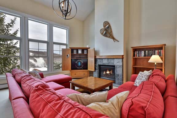 Topridge Style 3BR/4BA with Hot Tub, Ski On Ski Off, Mountain Views and Discounted Ski Rentals - Image 1