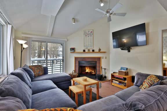 Woods Resort and Spa: Cozy 2-Bedroom Condo in Killington, VT with Ski, Tennis, and Pool Access - Image 1