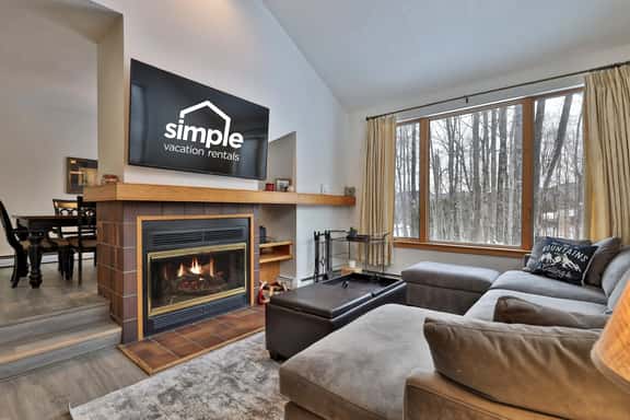 Cedarwood Retreat: 3BR Killington Condo w/ Spa, Pool, Fireplace & Private Jacuzzi Tub - Image 1