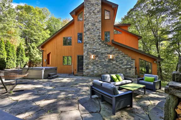 Lakewood Lodge: 4BR/2.5BA Killington Home | Private Hot Tub, Wood Fire, Kent Pond & EV Charging - Image 1