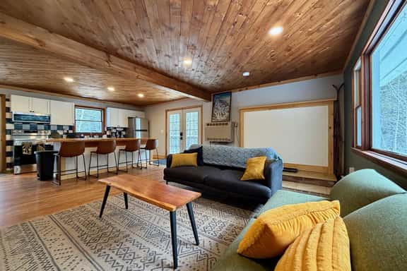 Family and friend friendly upper ski cabin with bunks, sleeps 8 - Image 1