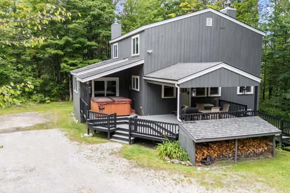 25 Rocky Ridge Rd - Killington Retreat: Group Ski House! Close to Mountain! Hot Tub. - Image 1