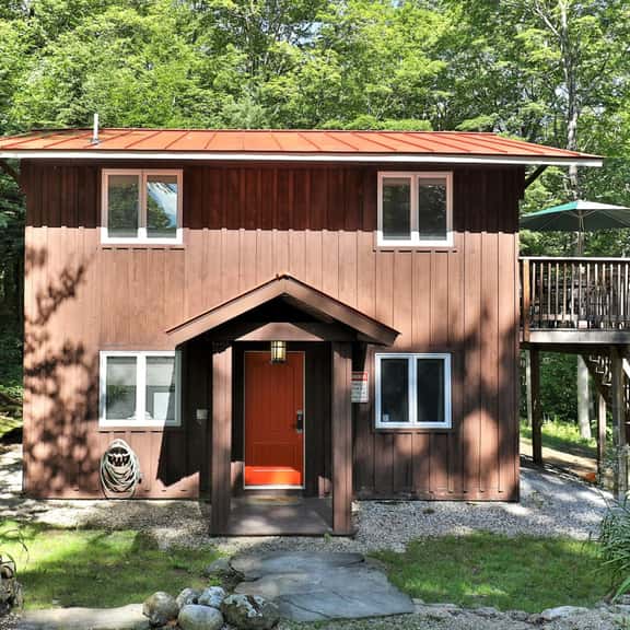 Cozy 3BR, 2-Story Retreat with Hot Tub, Pet Friendly, Deck, Grill, Fire Table, 5 min to Killington - Image 1