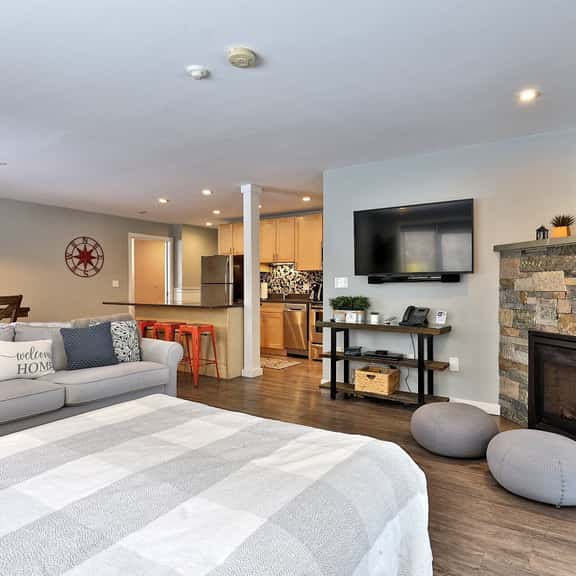 Skiers Suite: 2RM/2BA Renovated Condo on the Bus Route w/ Pool. Discounted Ski Rentals. #332 - Image 1