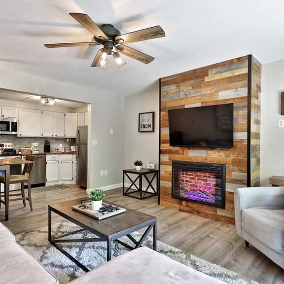 Modern 3BR/2BA Mountain Green Condo w/ Pool, Hot Tub, Gym, Bus. Ski Rental Deals! 1C5 - Image 1