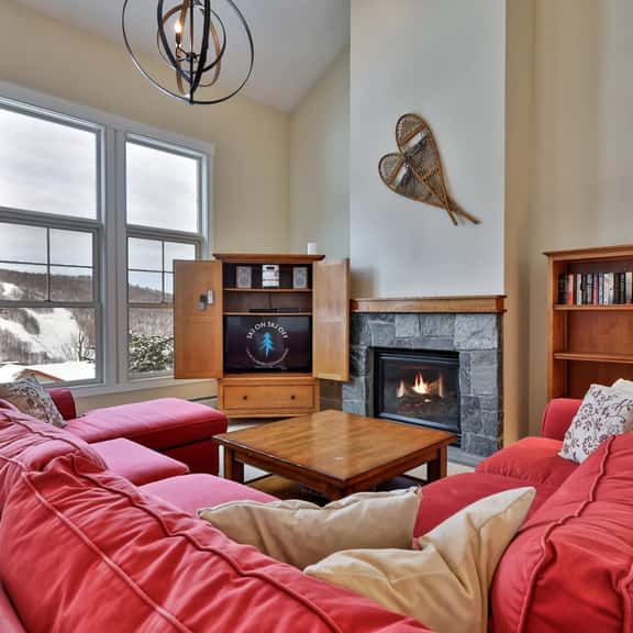 Topridge Style 3BR/4BA with Hot Tub, Ski On Ski Off, Mountain Views and Discounted Ski Rentals - Image 1