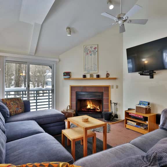 Woods Resort and Spa: Cozy 2-Bedroom Condo in Killington, VT with Ski, Tennis, and Pool Access - Image 1
