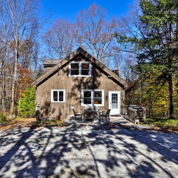 Classic Killington Ski Chalet for 8 w/ Gear Room, 2 Fireplaces, 5 Mins to Slopes - Image 1