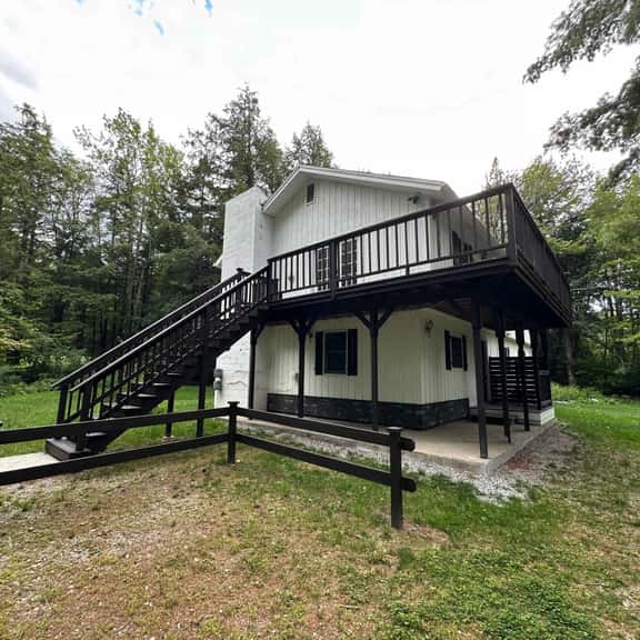 The Outpost | Two-level ski house for 12 near Killington & Pico - Image 1