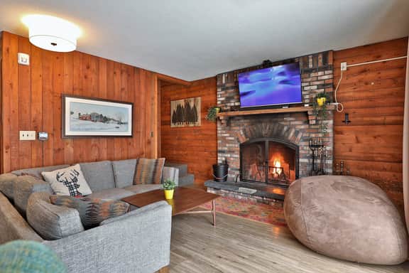 Tanglewood Vista at Killington: Great Group Ski Home Close to Mountain. Hot Tub. - Image 2