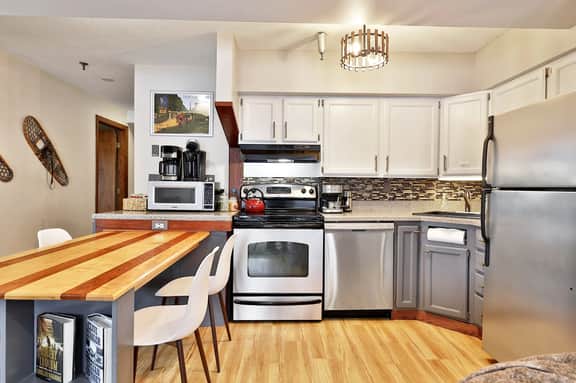 Mountain Views at Mt Green: 2 BR/2BA, Shuttle, Discounted Ski Rentals, Pool, Hot Tub and More! - Image 3