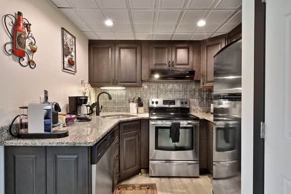 Cozy 1BR/1BA Mt Green Condo with Amenities and Discounted Ski Rentals. Shuttle. - Image 3