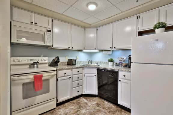 Alpine Oasis Studio at Mountain Green Resort Killington: Shuttle, Pool, Hot Tub, Gym, Deals! - Image 3