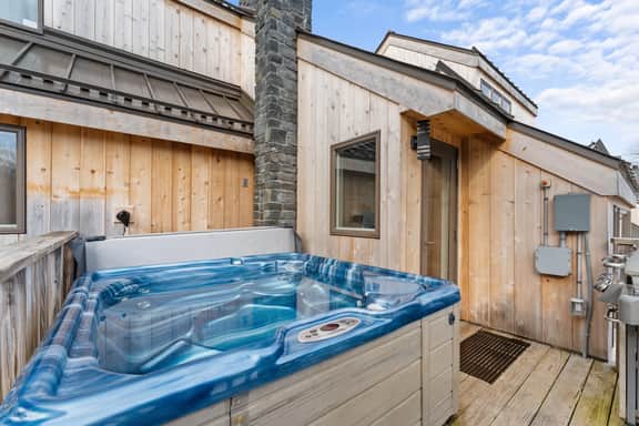 Trailside Village #4: Slopeside 3BR w/ Hot Tub and Sauna. Ski In/Out with Discounted Ski Rentals - Image 2