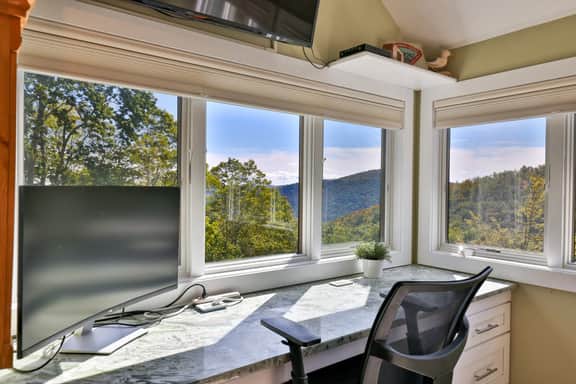 Trailside Village #8: Slopeside 3BR w/ Hot Tub and Sauna. Ski In/Out with Discounted Ski Rentals - Image 3