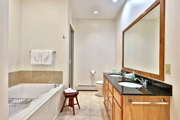 Lodges at Sunrise 3BR Luxury Ski On Ski Off Condo. Pool. Hot Tub. Gym. Discounted Ski Rentals. - Image 5