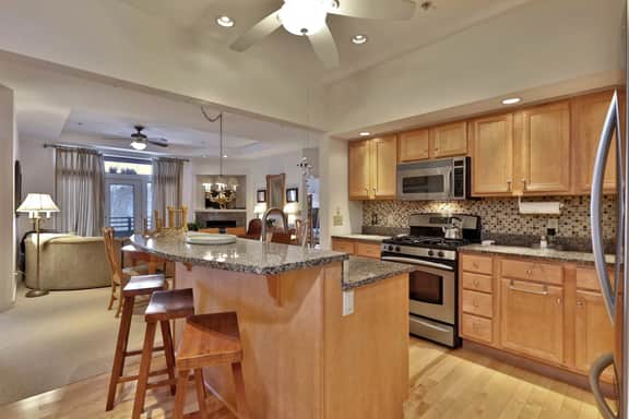 Lodges at Sunrise 3BR Luxury Ski On Ski Off Condo. Pool. Hot Tub. Gym. Discounted Ski Rentals. - Image 3