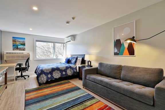 Swirl Suite Annex: Studio w/ Kitchenette and Workspace. Discounted Ski Rentals. - Image 2