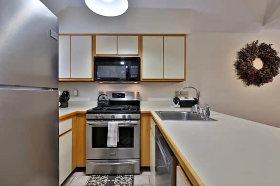Woods Resort and Spa: Cozy 2-Bedroom Condo in Killington, VT with Ski, Tennis, and Pool Access - Image 3