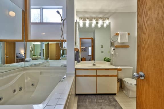 Cedarwood Retreat: 3BR Killington Condo w/ Spa, Pool, Fireplace & Private Jacuzzi Tub - Image 5