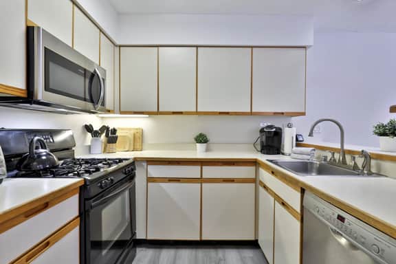 Cedarwood Retreat: 3BR Killington Condo w/ Spa, Pool, Fireplace & Private Jacuzzi Tub - Image 3