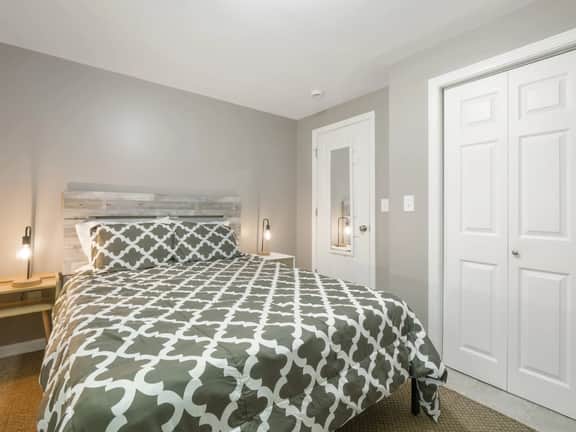 Cozy 2BR Mountain Retreat Near Killington Resort - Pet Friendly w/ Fireplace - Image 4